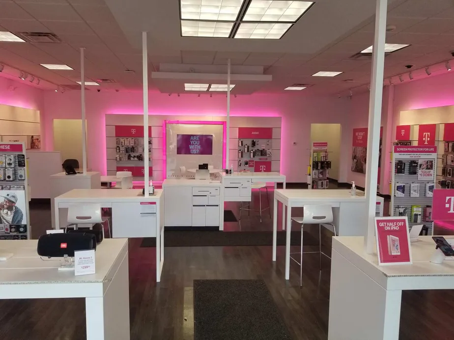Foto del interior de la tienda T-Mobile en Drake & W Main, Kalamazoo, MI