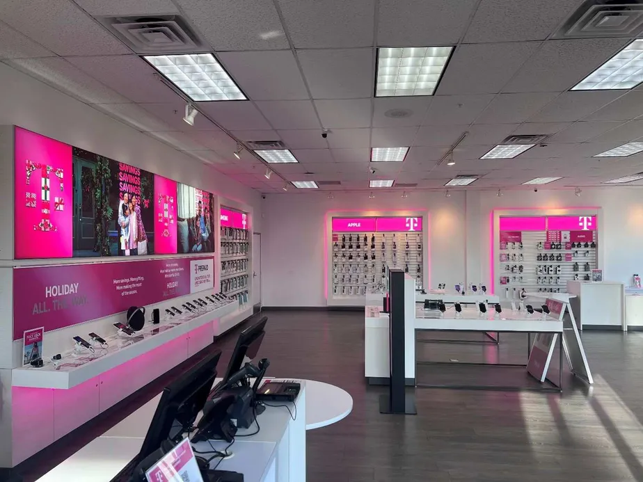 Foto del interior de la tienda T-Mobile en Beach & Dallas, Buena Park, CA
