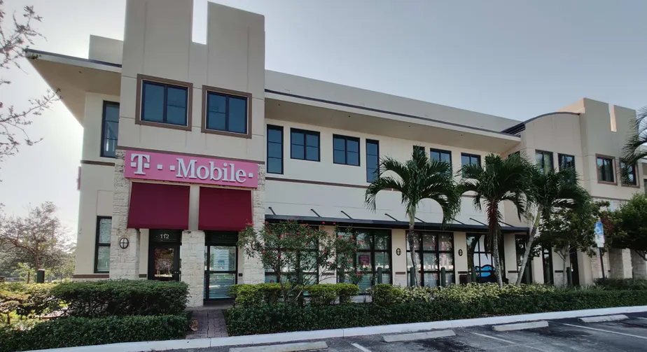 Exterior photo of T-Mobile store at Griffin Rd & University Dr, Davie, FL