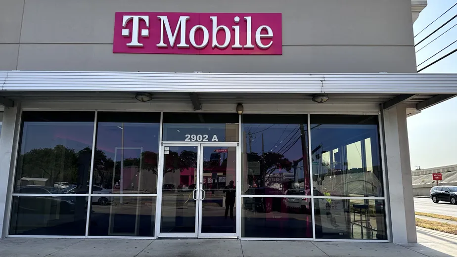 Exterior photo of T-Mobile Store at Loop 610 & N Shepherd, Houston, TX