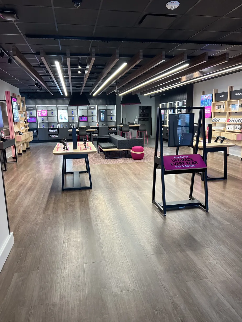 Foto del interior de la tienda T-Mobile en South Park, Charlotte, NC