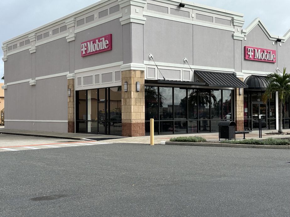 Exterior photo of T-Mobile Store at Waterford Lakes, Orlando, FL