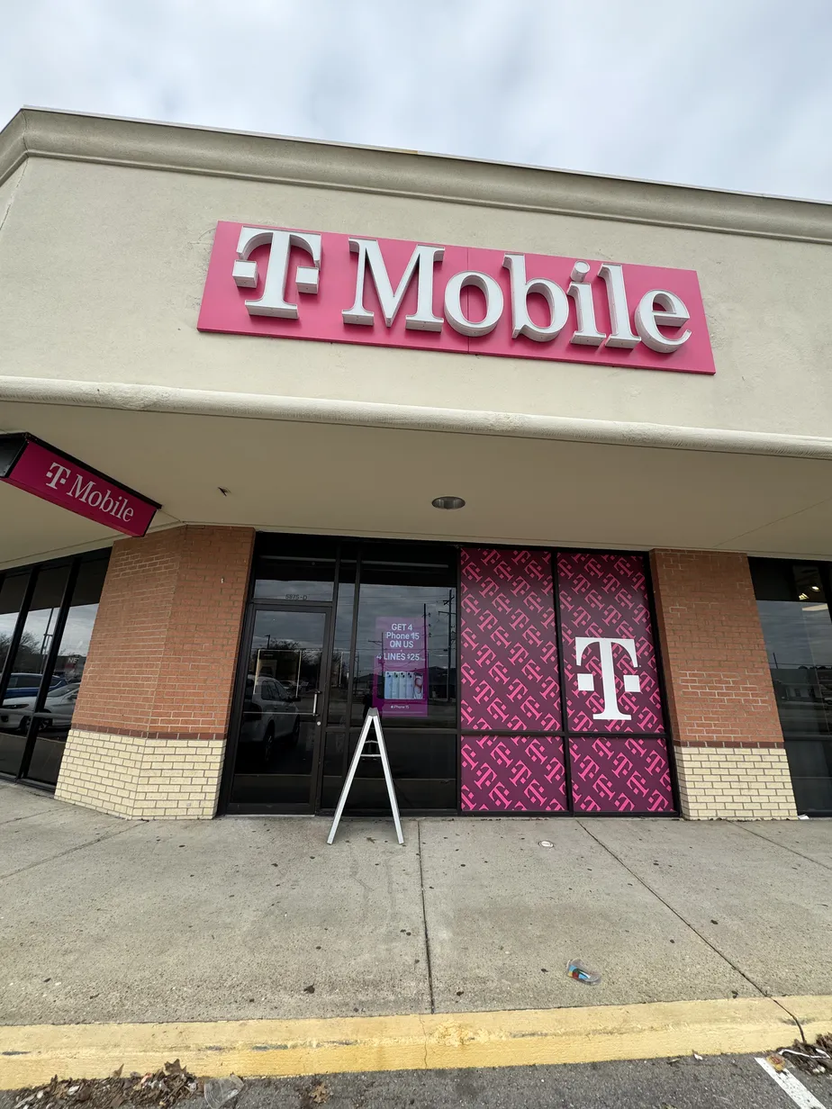  Exterior photo of T-Mobile Store at Main Street Plaza, Zachary, LA 