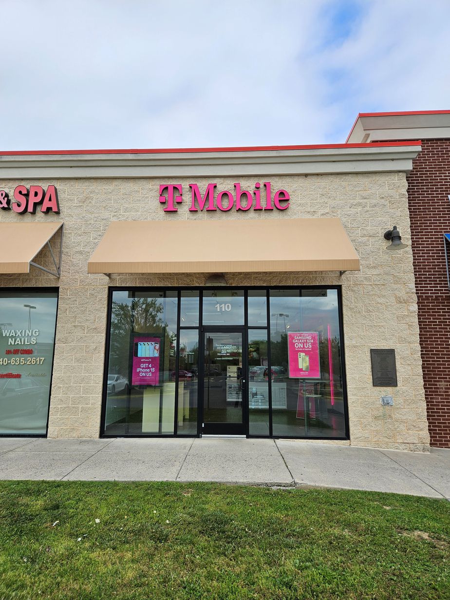Exterior photo of T-Mobile Store at Crooked Run Center, Front Royal, VA