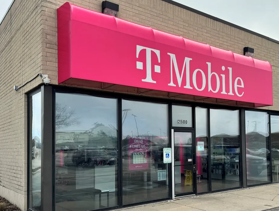  Exterior photo of T-Mobile Store at S Green Bay Rd & Regency West Dr, Racine, WI 