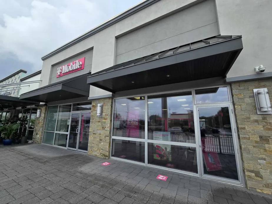 Exterior photo of T-Mobile Store at S Orlando Ave & Minnesota Ave, Winter Park, FL 