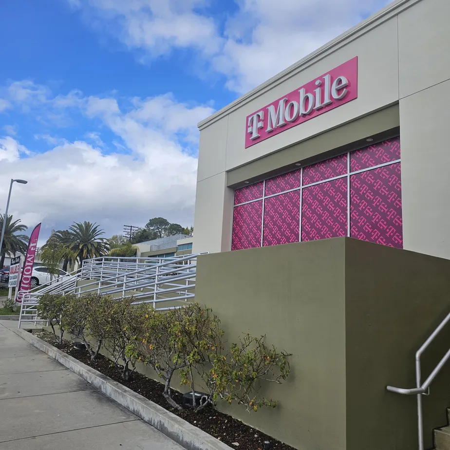 Foto del exterior de la tienda T-Mobile en Foothill Blvd & Boston, La Crescenta, CA