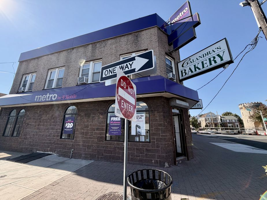 Metro by T-Mobile 360 Bloomfield Ave - 360 Bloomfield Ave 