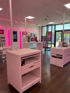 Foto del interior de la tienda T-Mobile en LA-3162 & LA-3235, Cut Off, LA