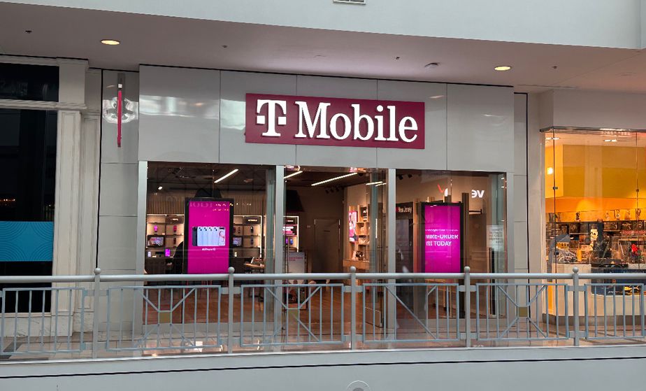 Exterior photo of T-Mobile Store at Bridgewater Commons, Bridgewater, NJ