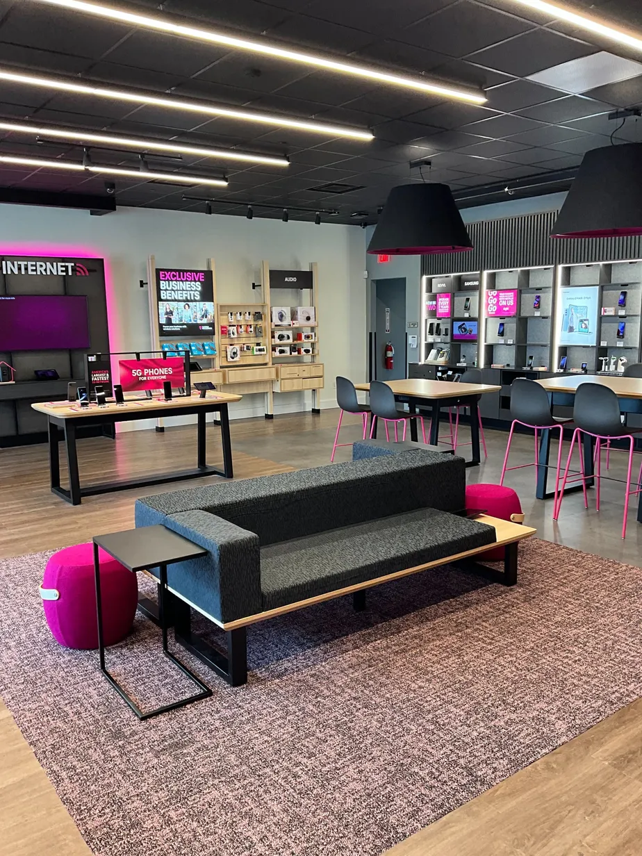 Foto del interior de la tienda T-Mobile en Lynnhaven Mall, Virginia Beach, VA