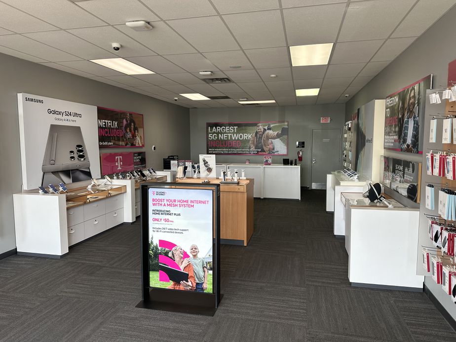 Interior photo of T-Mobile Store at Lafayette St & Keny Blvd, London, OH