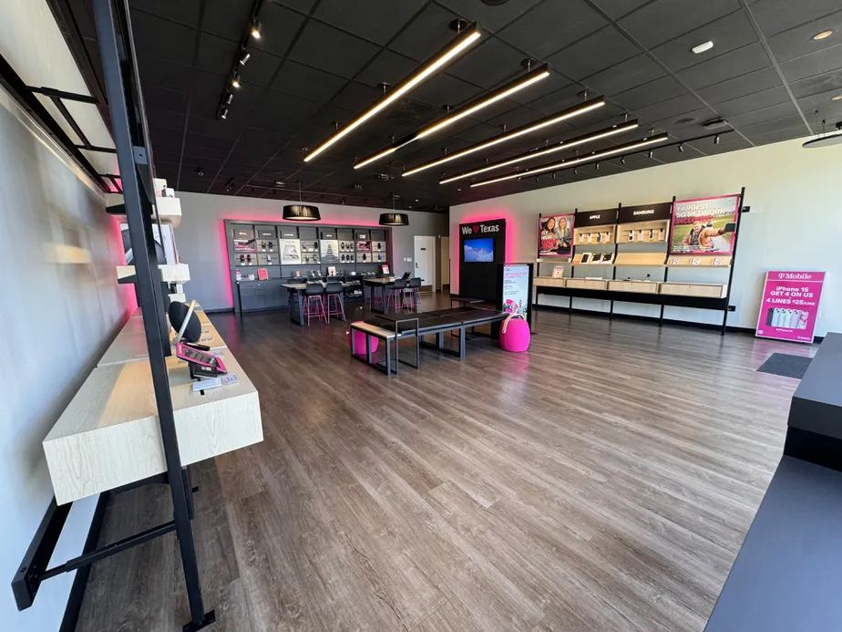  Interior photo of T-Mobile Store at E Loop 304 & State Hwy 21 W, Crockett, TX 