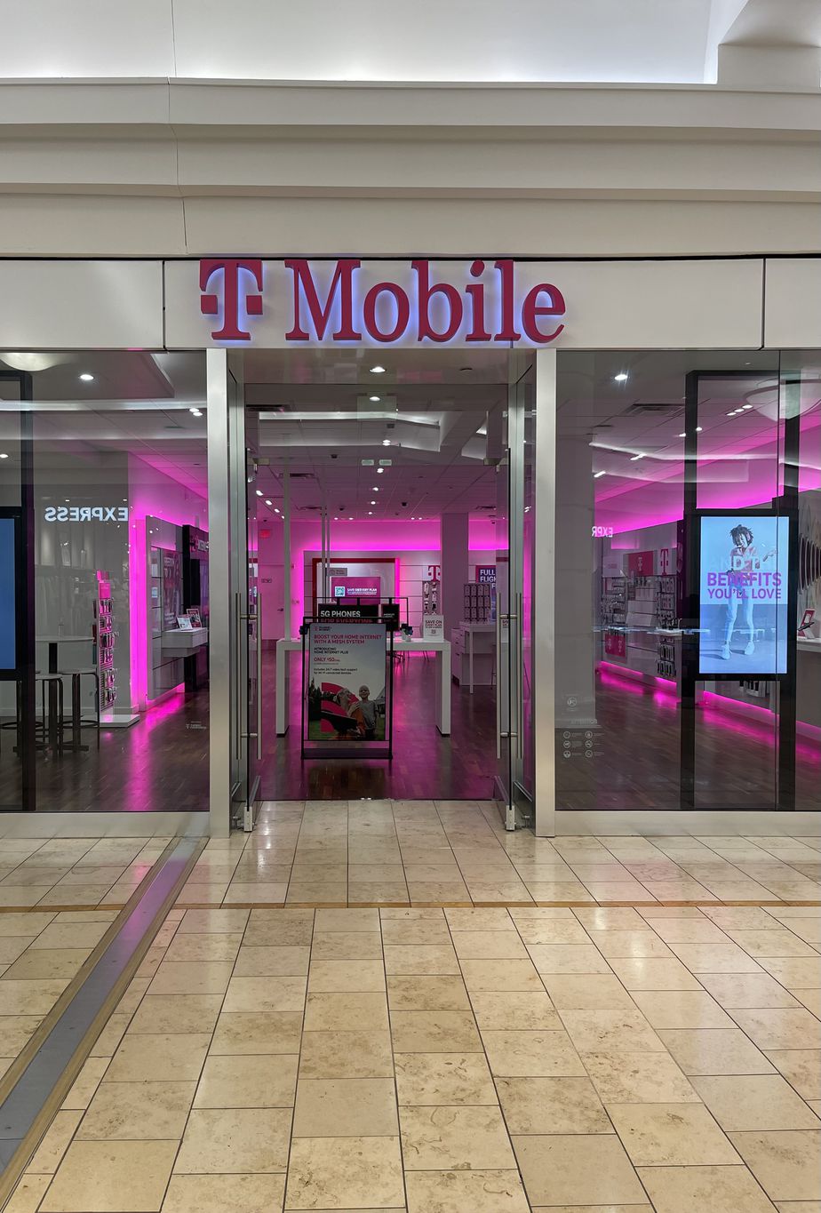 Exterior photo of T-Mobile Store at Galleria at Ft Lauderdale, Ft Lauderdale, FL