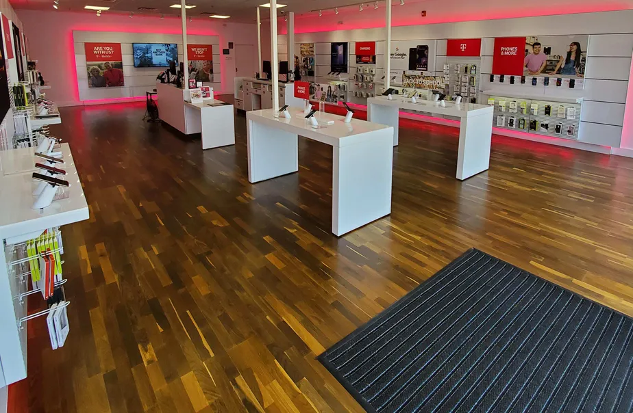 Foto del interior de la tienda T-Mobile en Palmer Rd & Juniper Hill Rd, Ware, MA