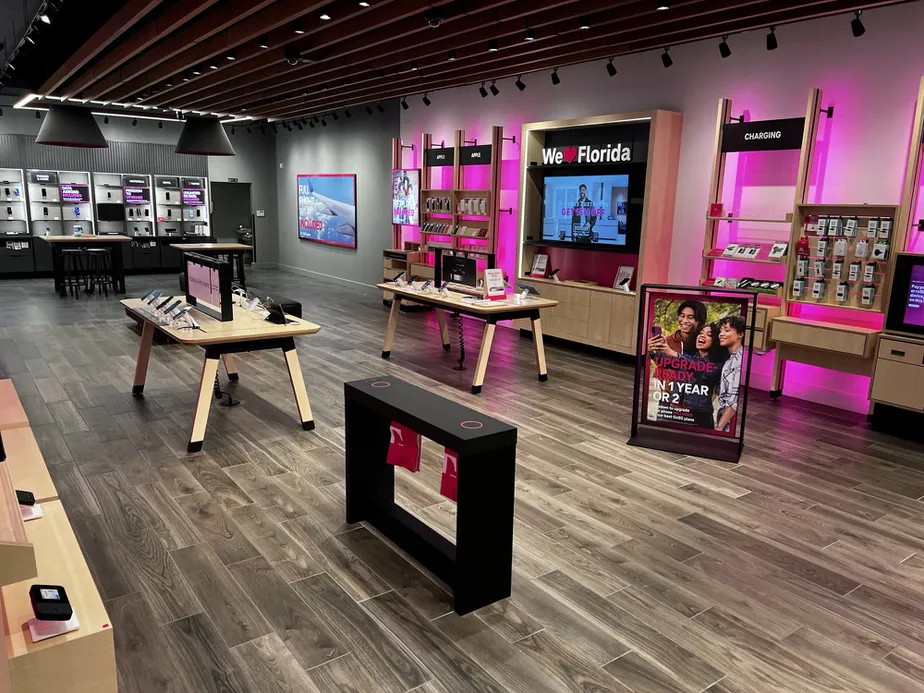 Foto del interior de la tienda T-Mobile en Town Center At Boca Raton, Boca Raton, FL