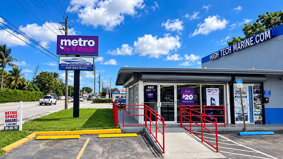 Metro by T-Mobile 880 E 9th St - 880 E 9th St 