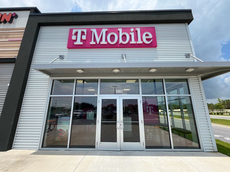 Exterior photo of T-Mobile Store at Navarre Pkwy & Ortega St, Navarre, FL