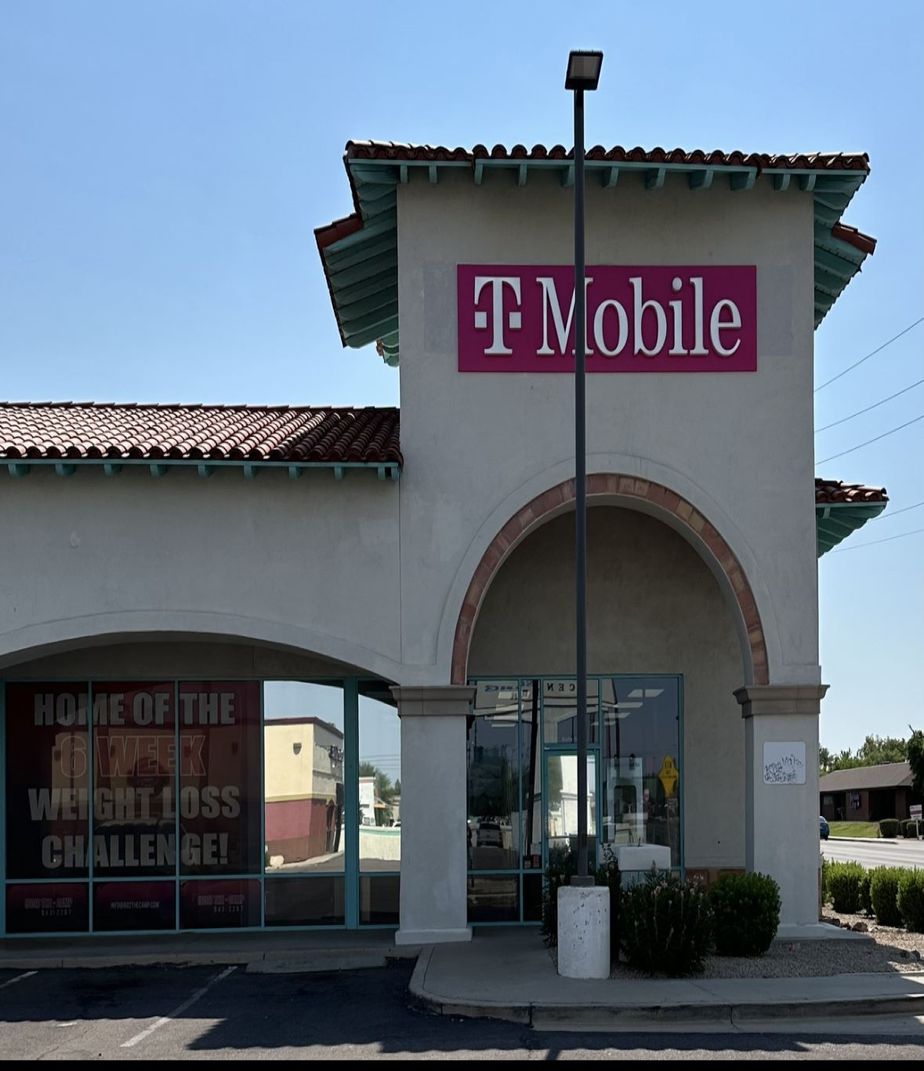 Exterior photo of T-Mobile Store at 19th & Northern, Phoenix, AZ