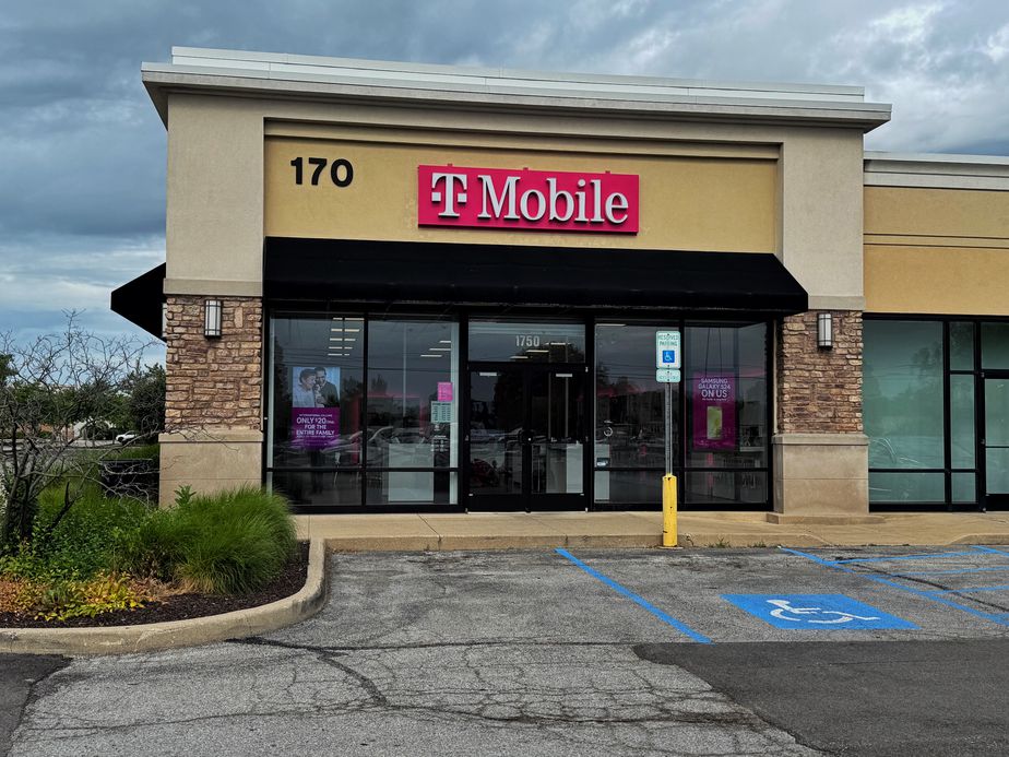 Exterior photo of T-Mobile Store at Sr 26 & Creasy, Lafayette, IN