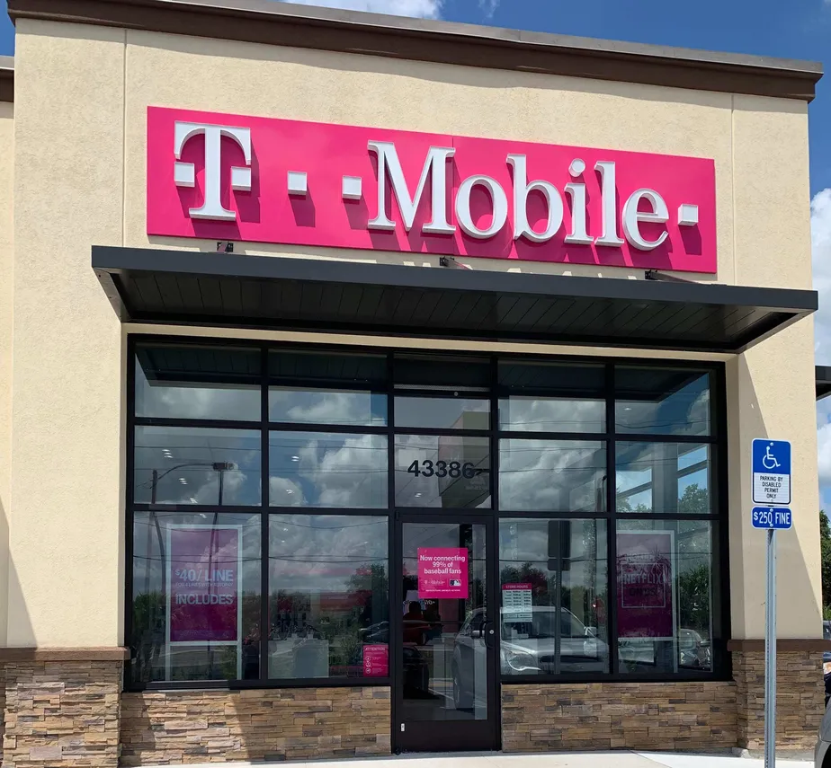 Exterior photo of T-Mobile store at Highway 27 & I-4, Davenport, FL