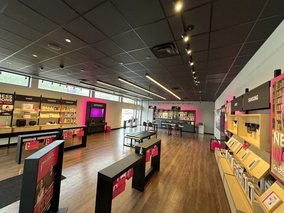  Interior photo of T-Mobile Store at Hylan Blvd & New Dorp Lane, Staten Island, NY 