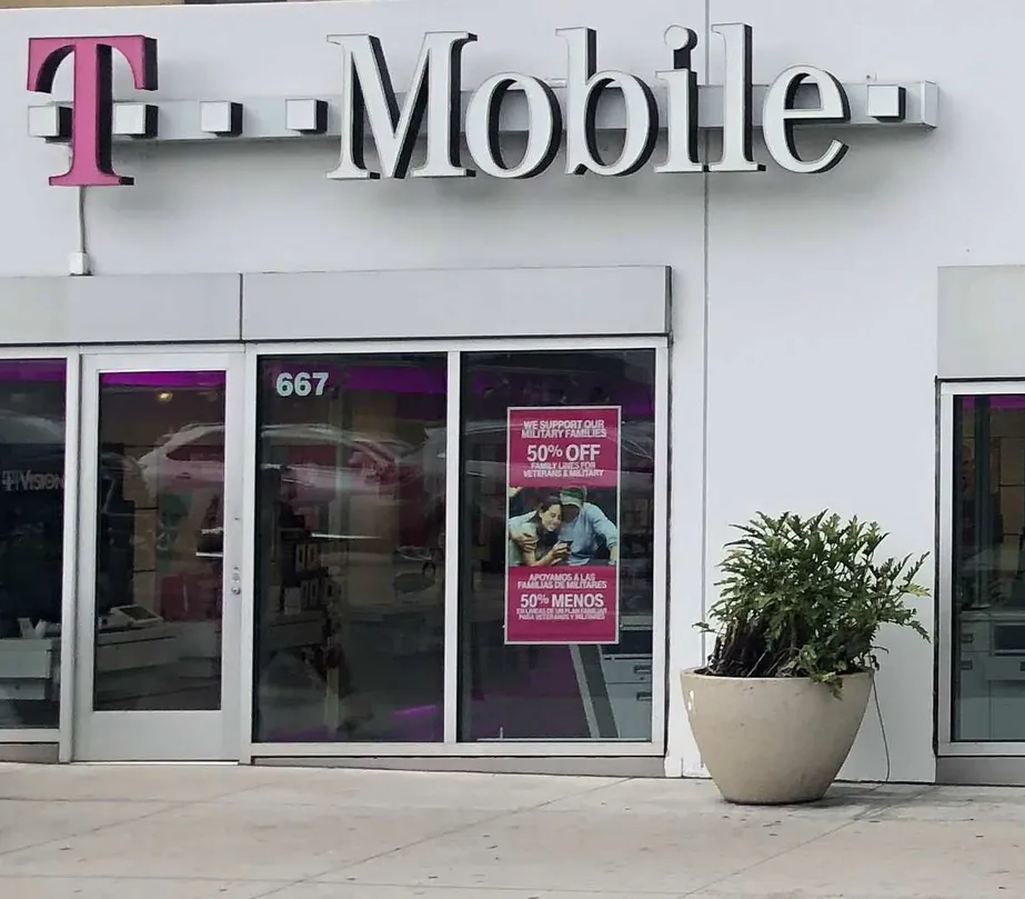 Exterior photo of T-Mobile store at Western & Wilshire, Los Angeles, CA
