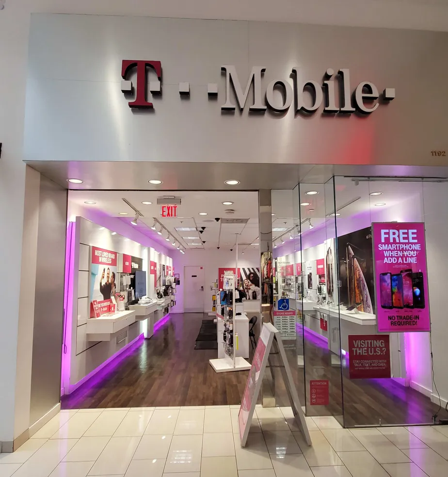 Exterior photo of T-Mobile store at Glendale Galleria, Glendale, CA