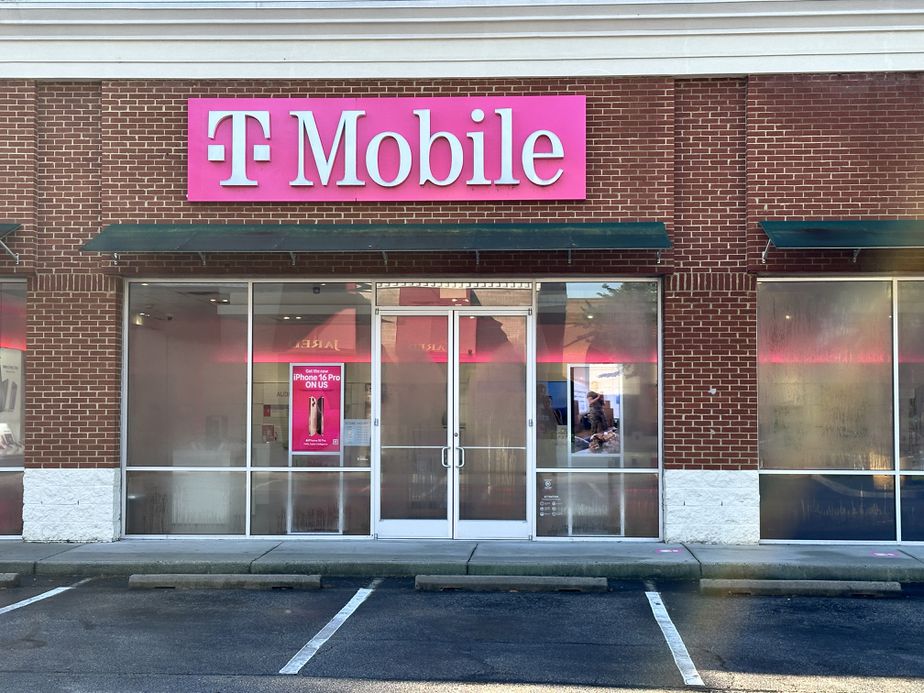 Exterior photo of T-Mobile Store at Phoenix Dr, Virginia Beach, VA