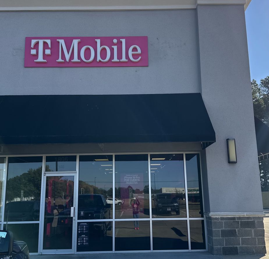 Exterior photo of T-Mobile Store at E End Blvd N & Lawson St, Marshall, TX