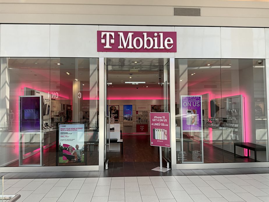 Exterior photo of T-Mobile Store at Roosevelt Field, Garden City, NY