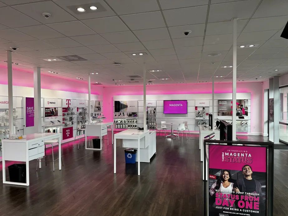 Foto del interior de la tienda T-Mobile en Lancaster & Auburn, Salem, OR