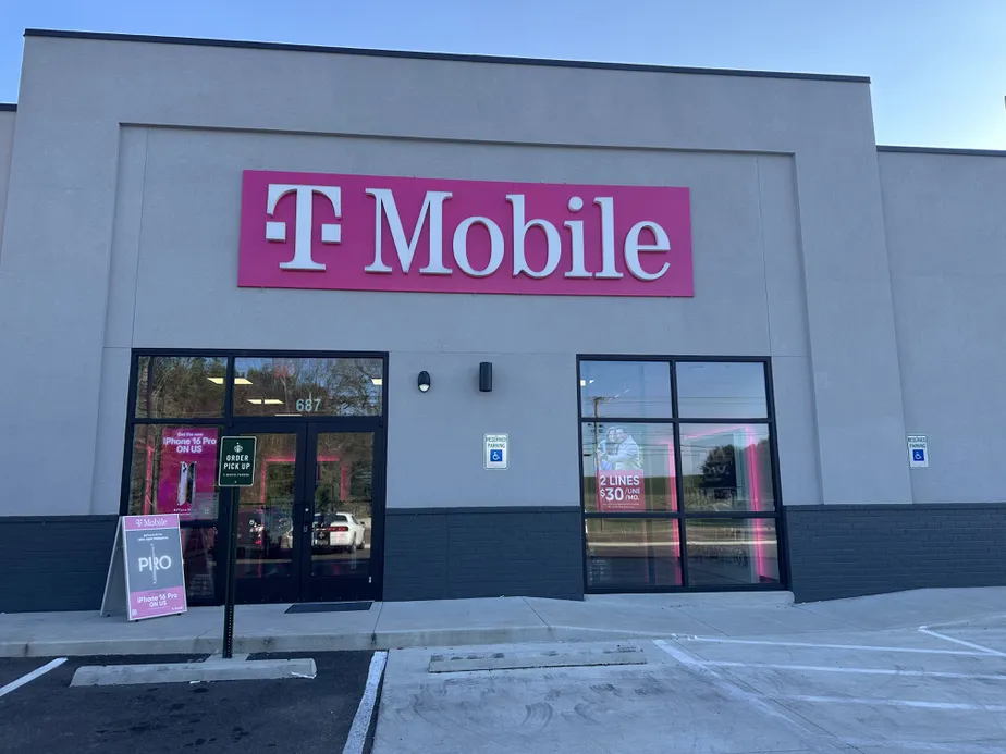  Exterior photo of T-Mobile Store at Beechlake Shopping Center, Lexington, TN 