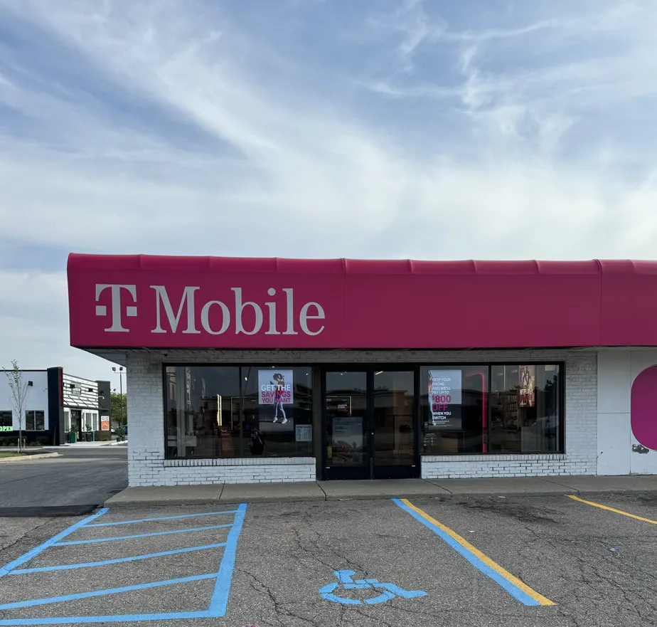  Exterior photo of T-Mobile Store at W 14 Mile Rd & Concord Dr, Madison Heights, MI 
