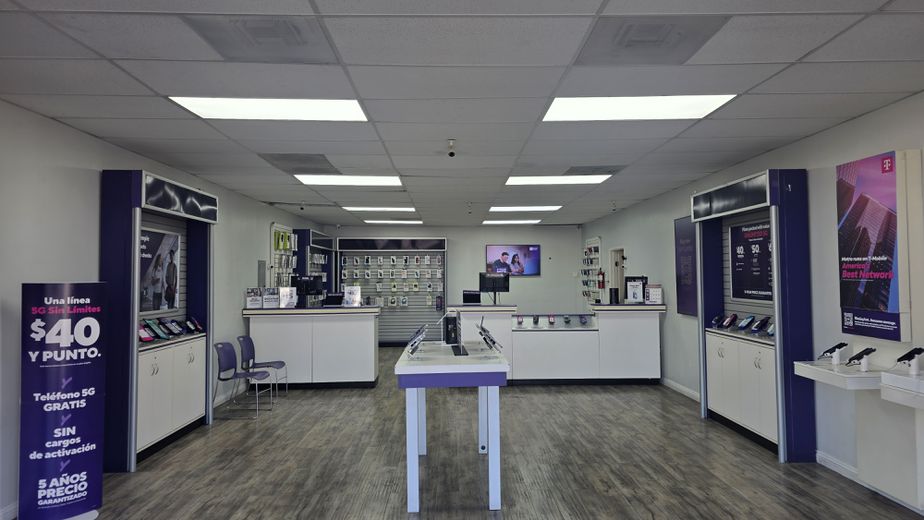 Metro by T-Mobile 2318 E El Segundo Blvd - 2318 E El Segundo Blvd 