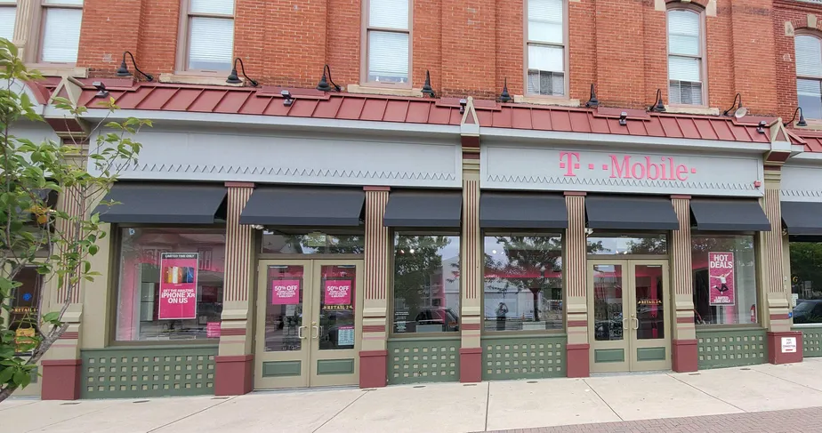 Exterior photo of T-Mobile store at S Broad St & E Centre St, Woodbury, NJ