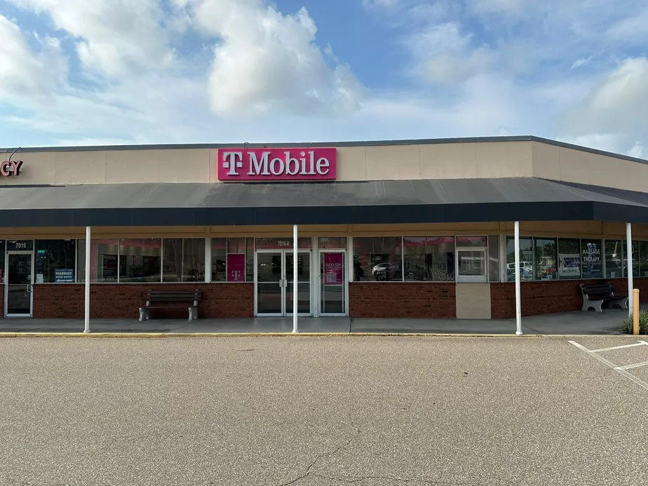  Exterior photo of T-Mobile Store at US-301 N & Ridgewood Blvd, Ellenton, FL 