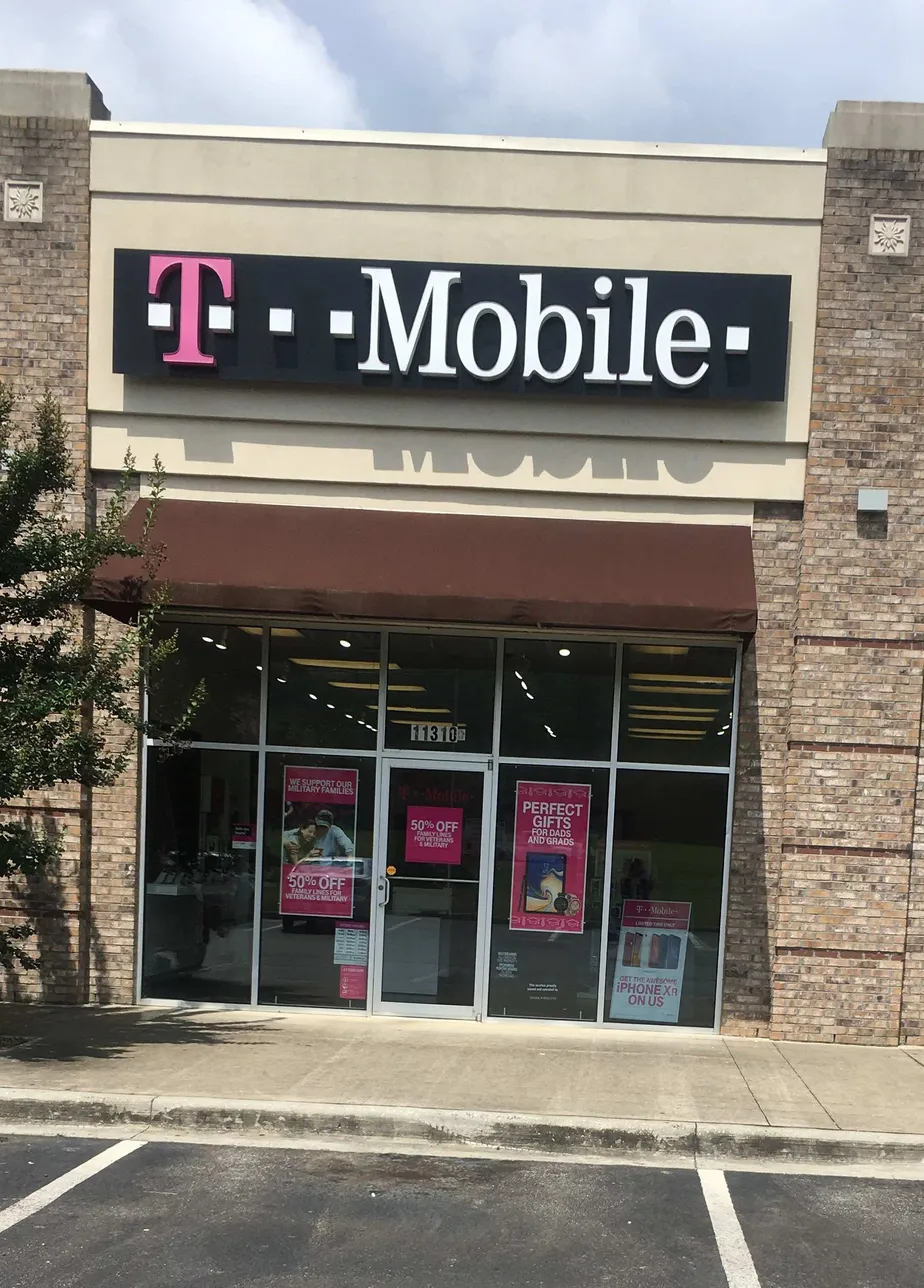  Exterior photo of T-Mobile store at South Memorial Parkway & Mountain Gap Rd Se, Huntsville, AL 
