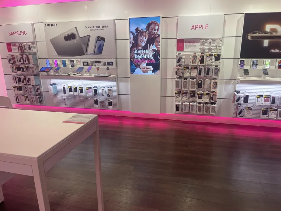  Interior photo of T-Mobile Store at E Victory Dr & Skidaway Rd, Savannah, GA 