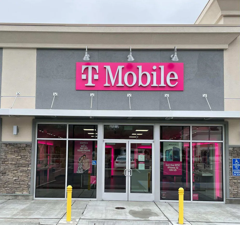 Exterior photo of T-Mobile Store at Broadway & Vigo, Eureka, CA