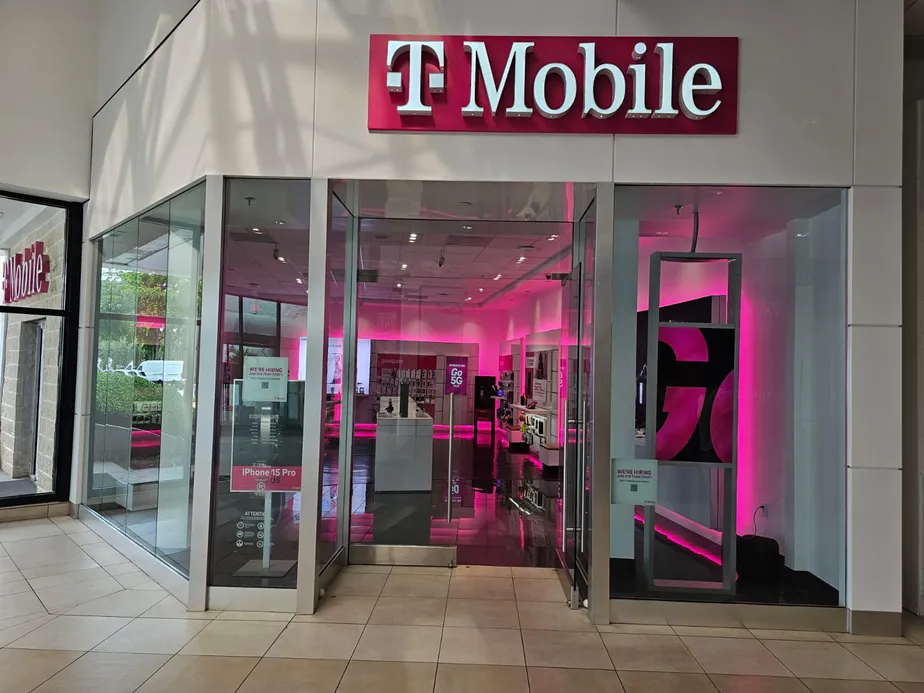 Foto del interior de la tienda T-Mobile en Coral Square - West Entrance, Coral Springs, FL