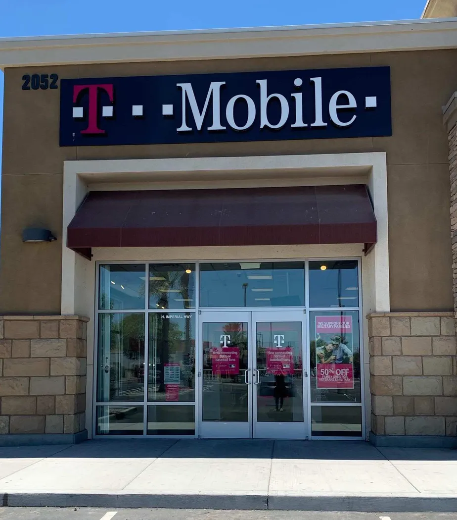 Exterior photo of T-Mobile store at Imperial & Cruikshank, El Centro, CA