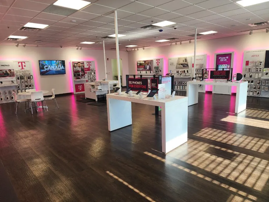 Foto del interior de la tienda T-Mobile en Raintree Rd & Adams St, Mankato, MN