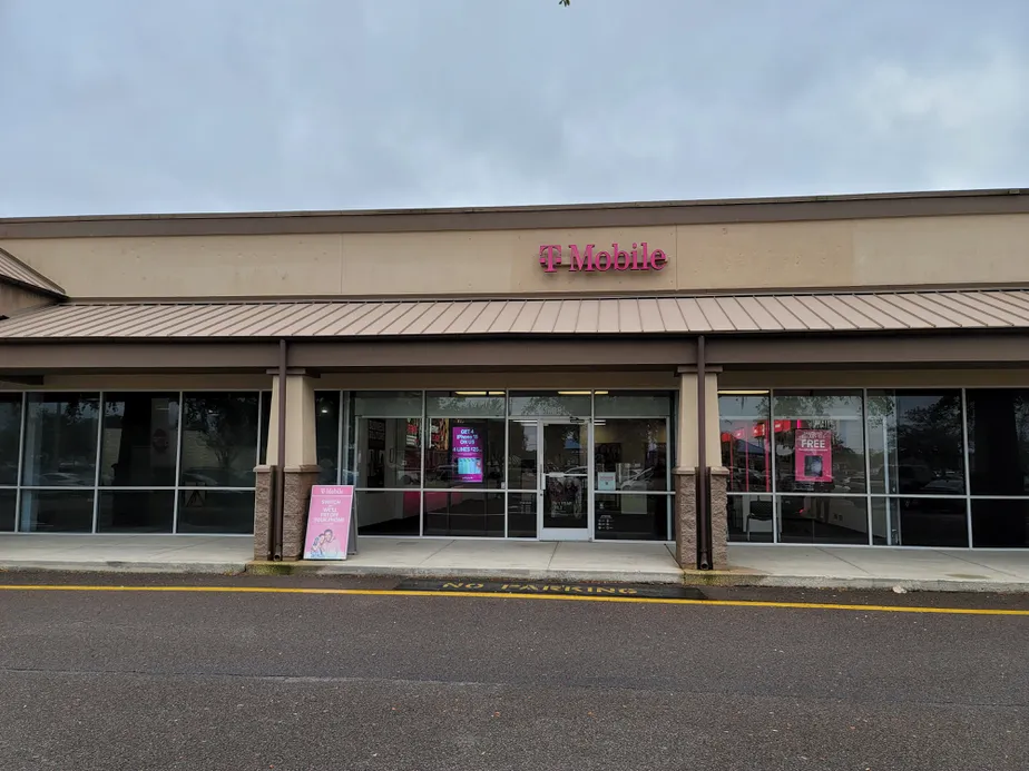 Exterior photo of T-Mobile Store at Boyette Rd & Mcmullen Rd, Riverview, FL