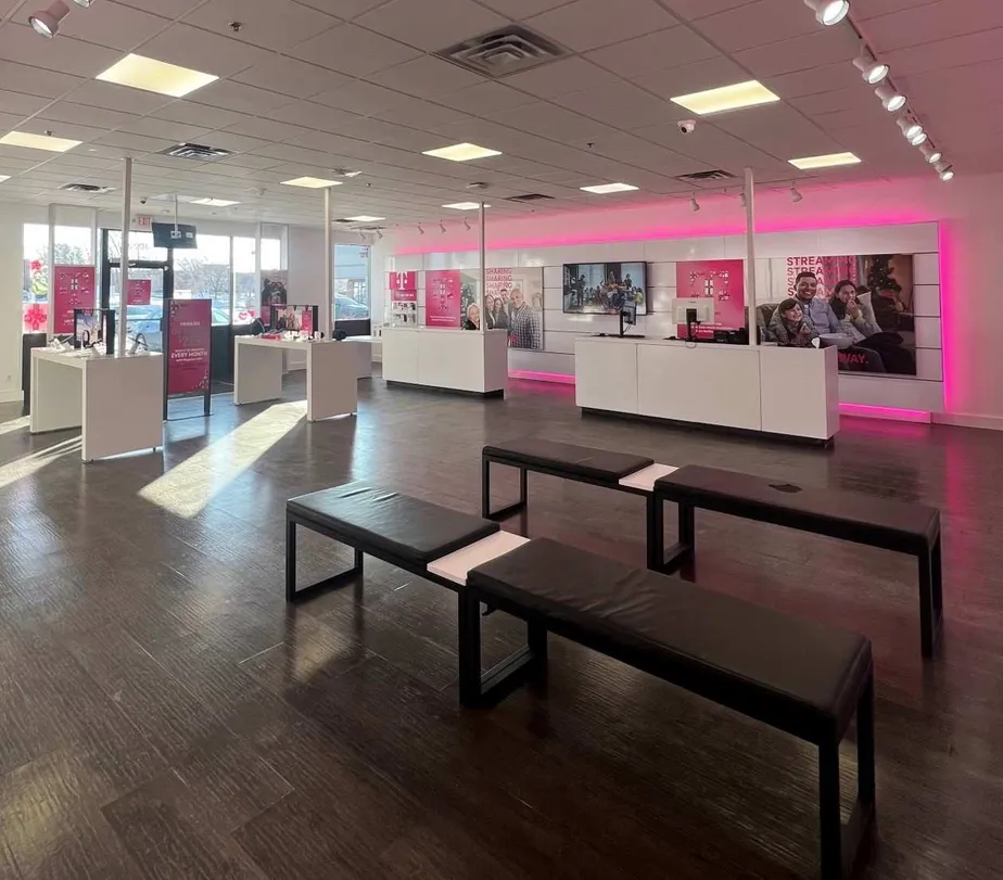 Foto del interior de la tienda T-Mobile en Hwy 96 E & Centerville Rd, Vadnais Heights, MN
