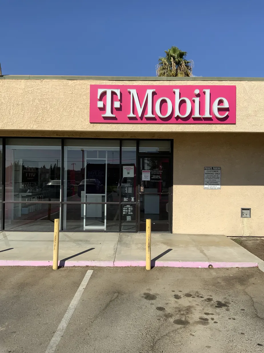  Exterior photo of T-Mobile Store at Manning & Fischer Ave, Reedley, CA 
