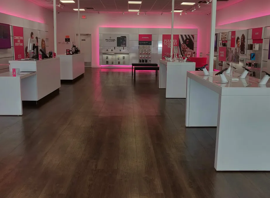 Foto del interior de la tienda T-Mobile en North Street & Oak Hill Ave, Endicott, NY