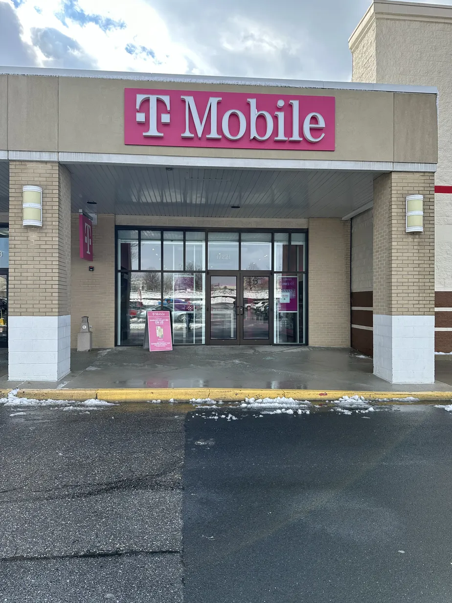  Exterior photo of T-Mobile Store at Crosspoint Shopping Central, Hagerstown, MD 