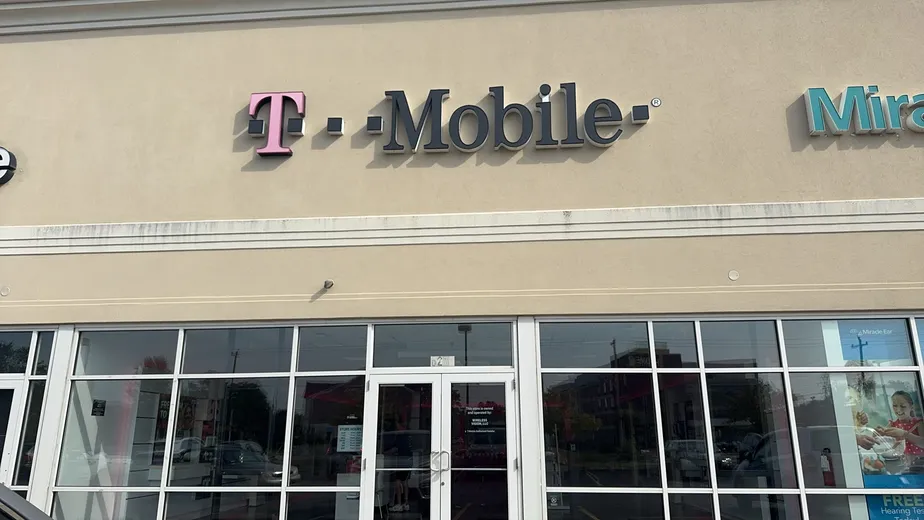  Exterior photo of T-Mobile Store at E Broad St & Mcnaughten, Columbus, OH 