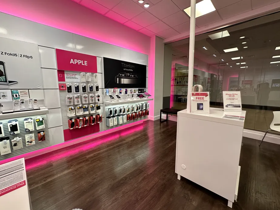 Foto del interior de la tienda T-Mobile en Ward Parkway Center, Kansas City, MO